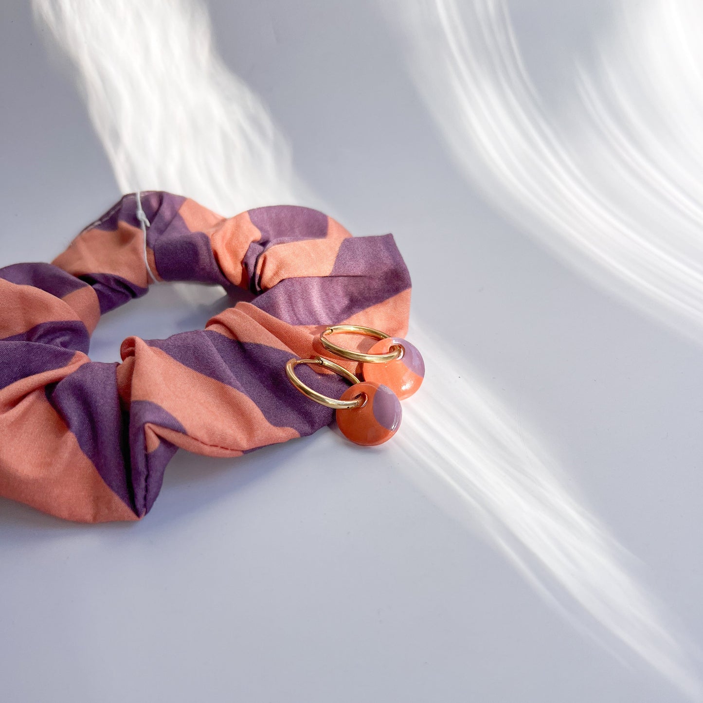 Scrunchie Set LORE aus Baumwolle mit passenden Ohrringen aus Polymerton und vergoldetem Edelstahl in Naturtönen