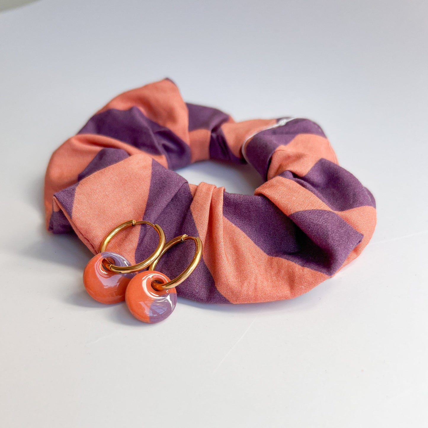 Scrunchie Set LORE aus Baumwolle mit passenden Ohrringen aus Polymerton und vergoldetem Edelstahl in Naturtönen