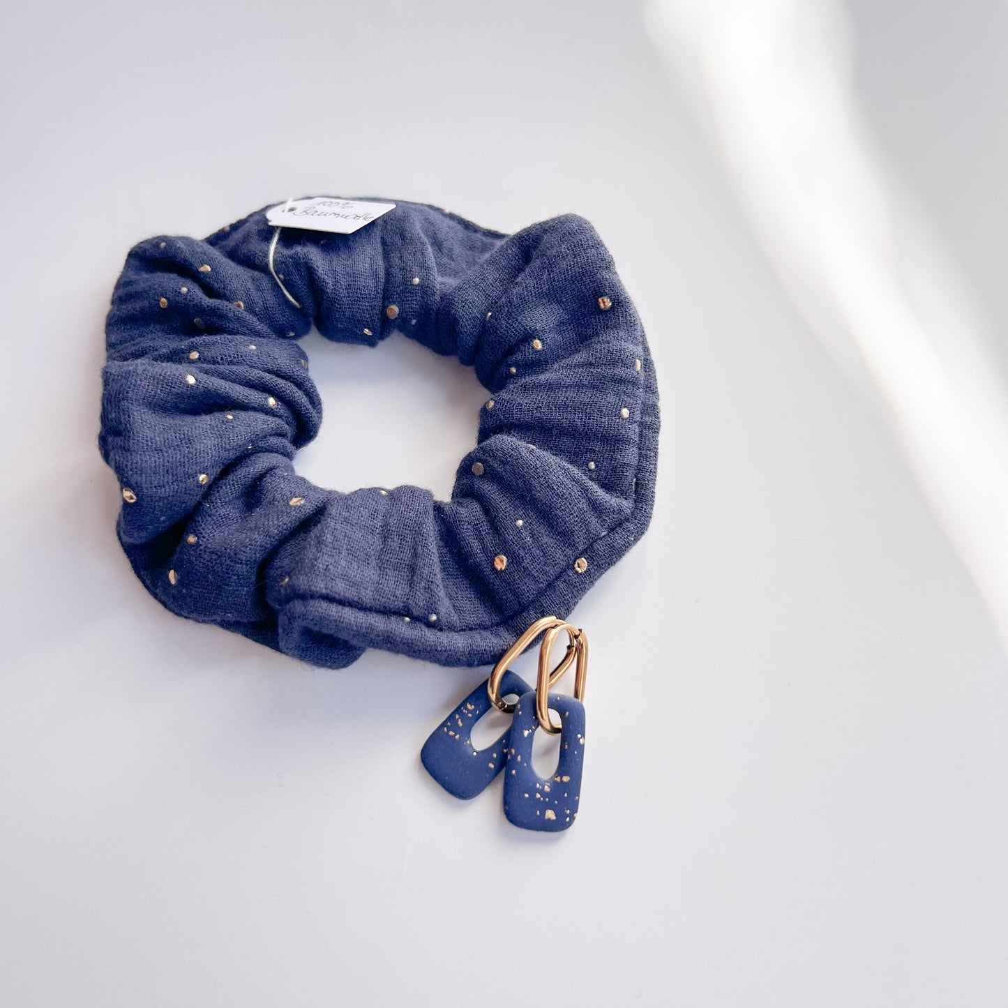 Scrunchie Set ANOUK aus Baumwolle mit passenden Ohrringen aus Polymerton und vergoldetem Edelstahl in Blautönen