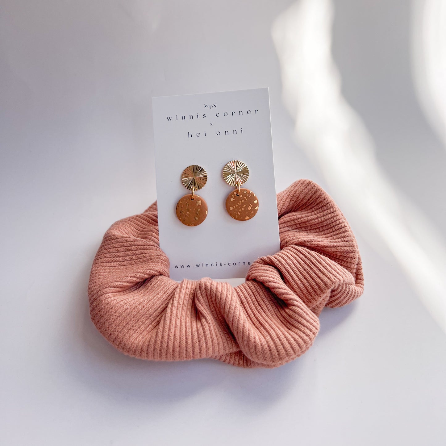 Scrunchie Set ESTHER aus Baumwolle mit passenden Ohrringen aus Polymerton und vergoldetem Edelstahl in Naturtönen