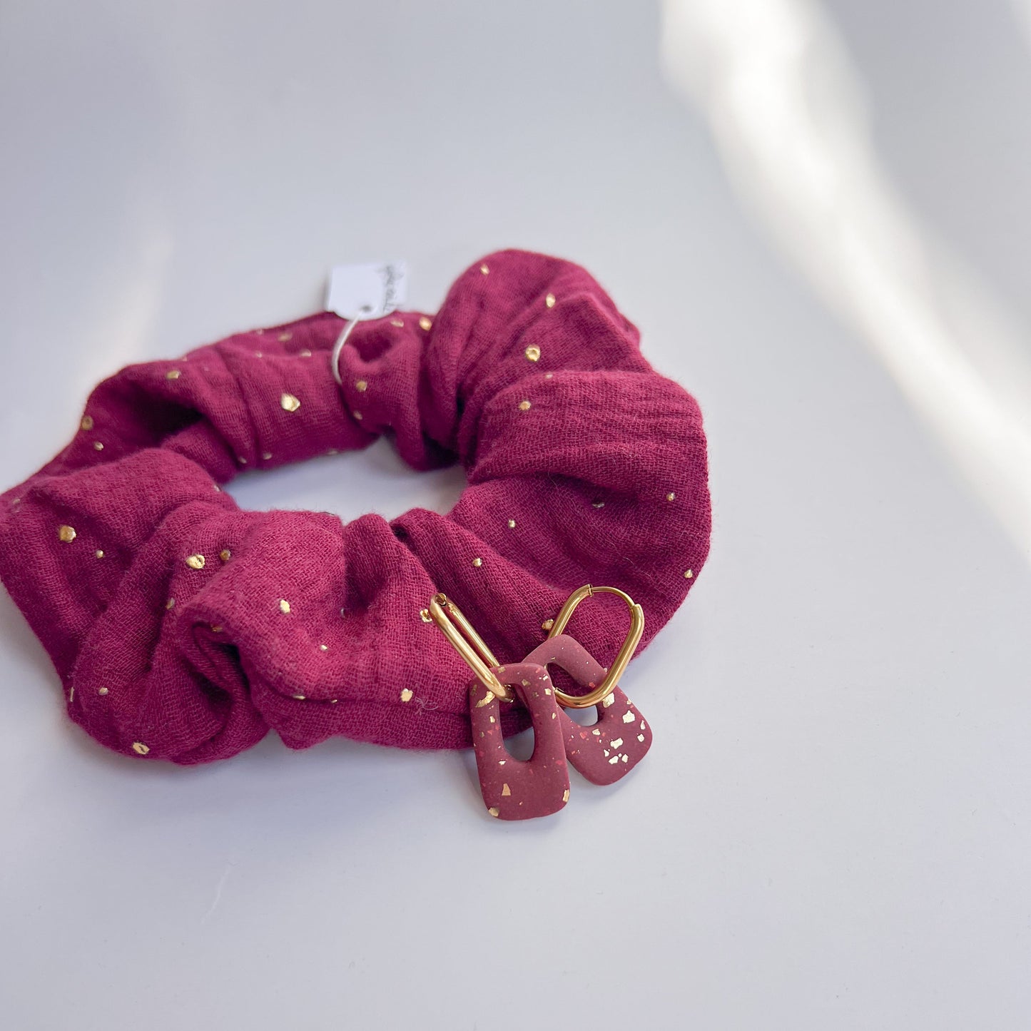 Scrunchie Set RONYA aus Baumwolle mit passenden Ohrringen aus Polymerton und vergoldetem Edelstahl in Bordeaux
