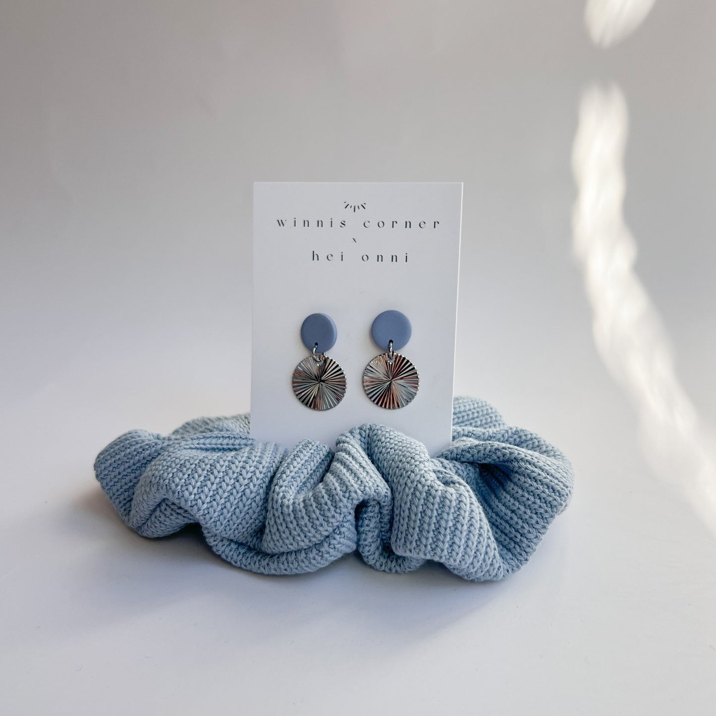 Scrunchie Set LAILA aus Baumwolle mit passenden Ohrringen aus Polymerton und vergoldetem Edelstahl in Blautönen