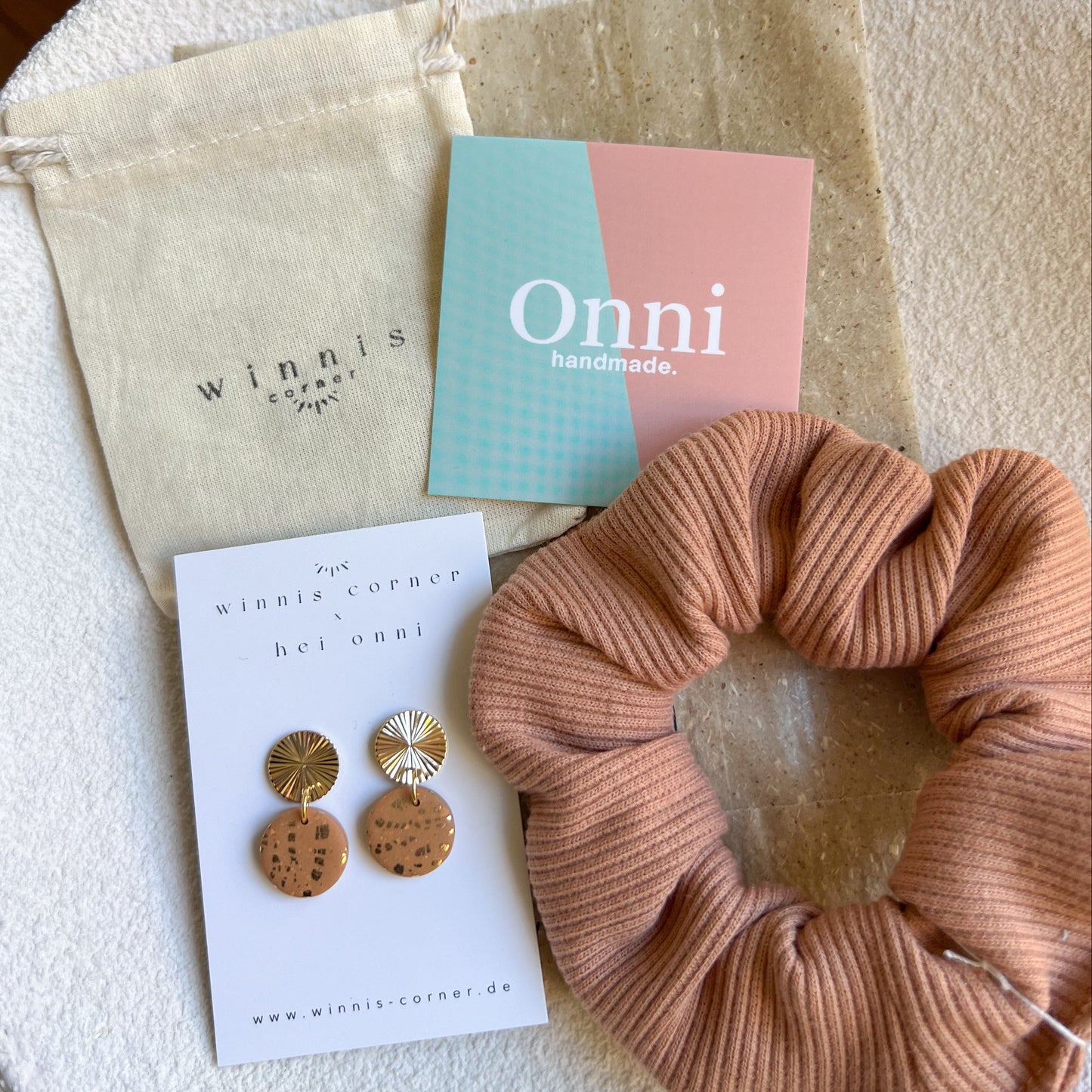 Scrunchie Set ESTHER aus Baumwolle mit passenden Ohrringen aus Polymerton und vergoldetem Edelstahl in Naturtönen