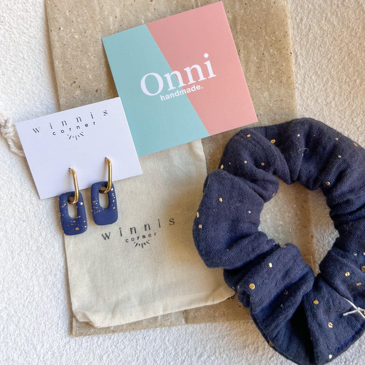 Scrunchie Set ANOUK aus Baumwolle mit passenden Ohrringen aus Polymerton und vergoldetem Edelstahl in Blautönen