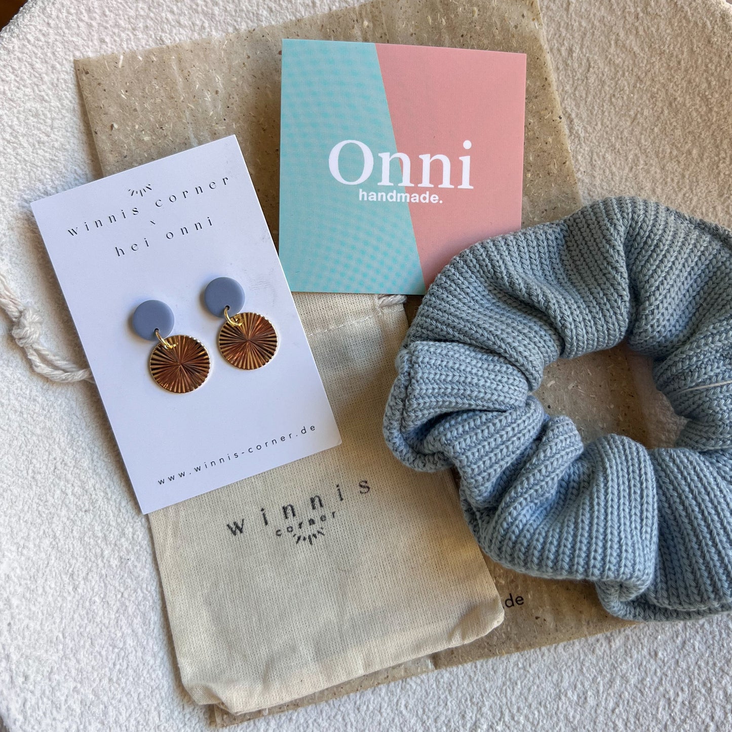 Scrunchie Set LAILA aus Baumwolle mit passenden Ohrringen aus Polymerton und vergoldetem Edelstahl in Blautönen