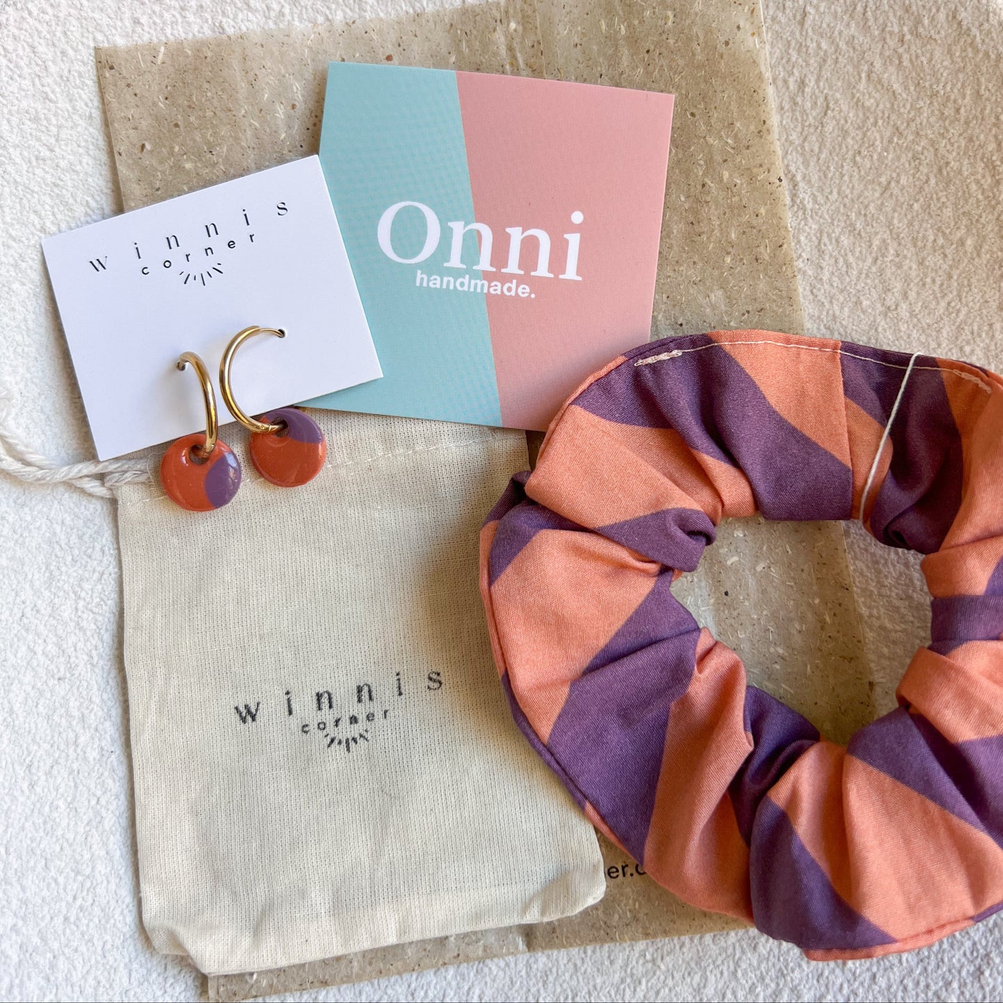 Scrunchie Set LORE aus Baumwolle mit passenden Ohrringen aus Polymerton und vergoldetem Edelstahl in Naturtönen