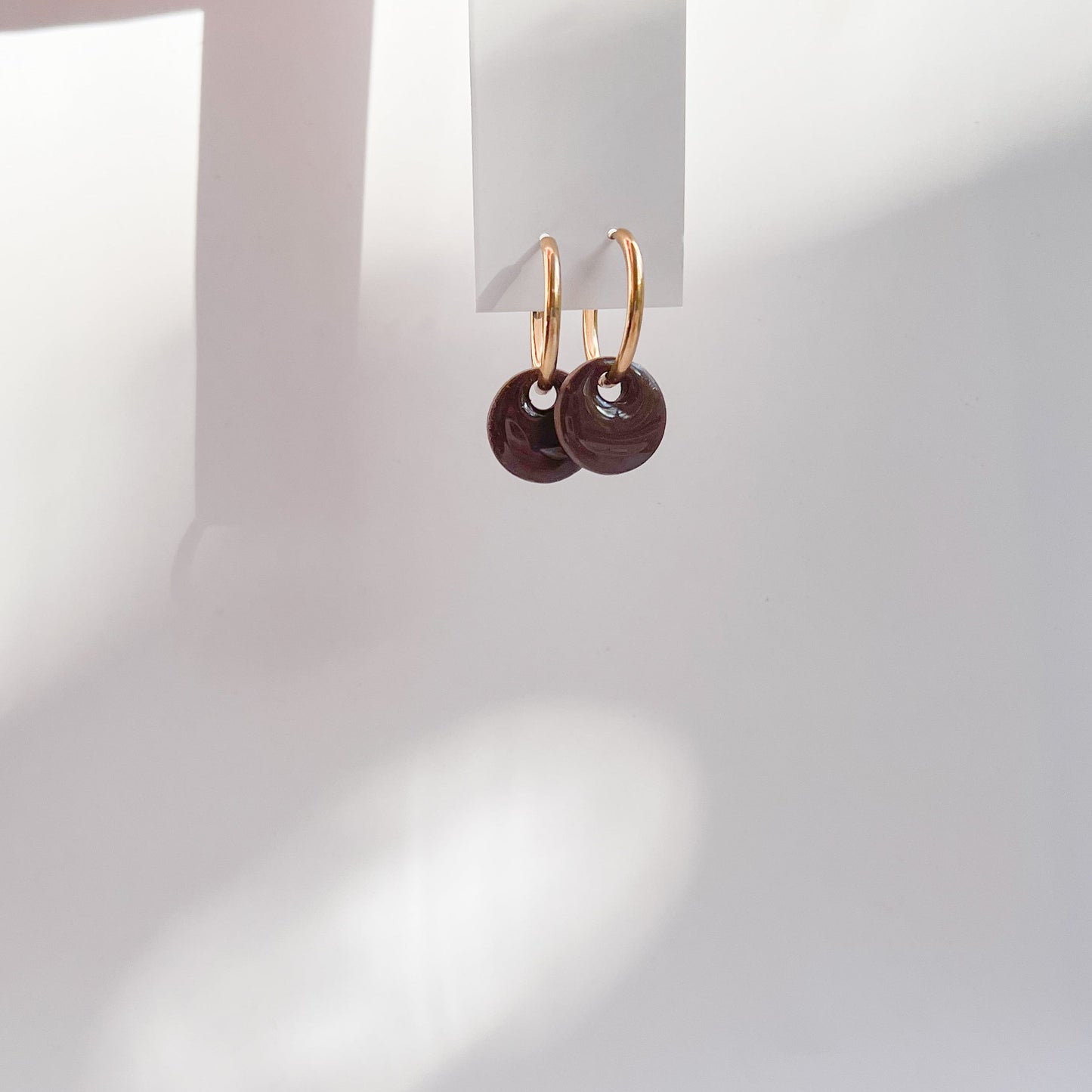 Goldene Creolen mit rundem Anhänger aus Polymerton in Braun oder Rosa, Edelstahl vergoldet, handgemachte Ohrringe, Winnis Corner I JULIE
