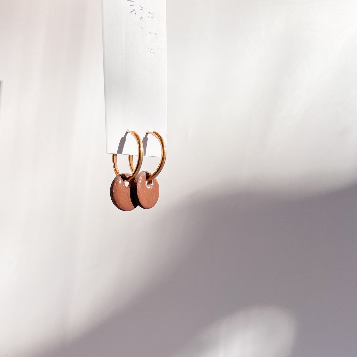 Goldene Creolen mit rundem Anhänger aus Polymerton in Braun oder Rosa, Edelstahl vergoldet, handgemachte Ohrringe, Winnis Corner I JULIE