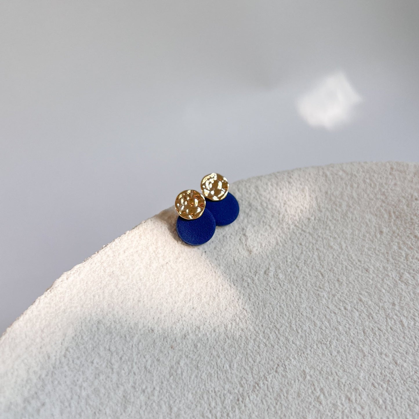 AKI Stecker Ohrringe 24K vergoldet navy blau I Winnis Corner