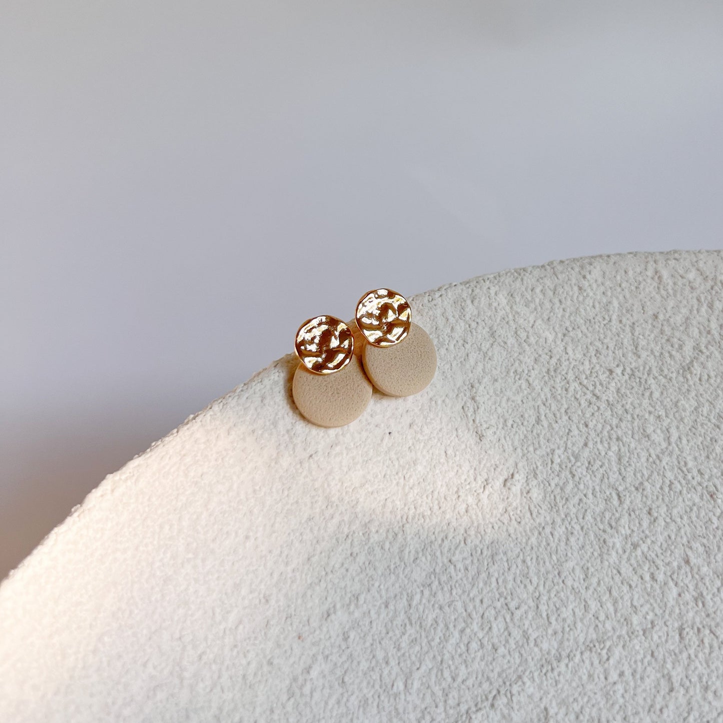 AKI Stecker Ohrringe 24K vergoldet beige I Winnis Corner