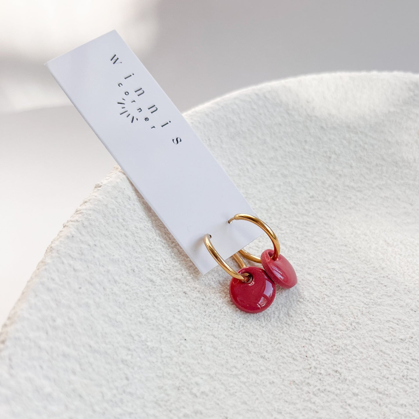 Goldene Creolen mit rundem Anhänger aus Polymerton in Braun oder Rosa, Edelstahl vergoldet, handgemachte Ohrringe, Winnis Corner I JULIE
