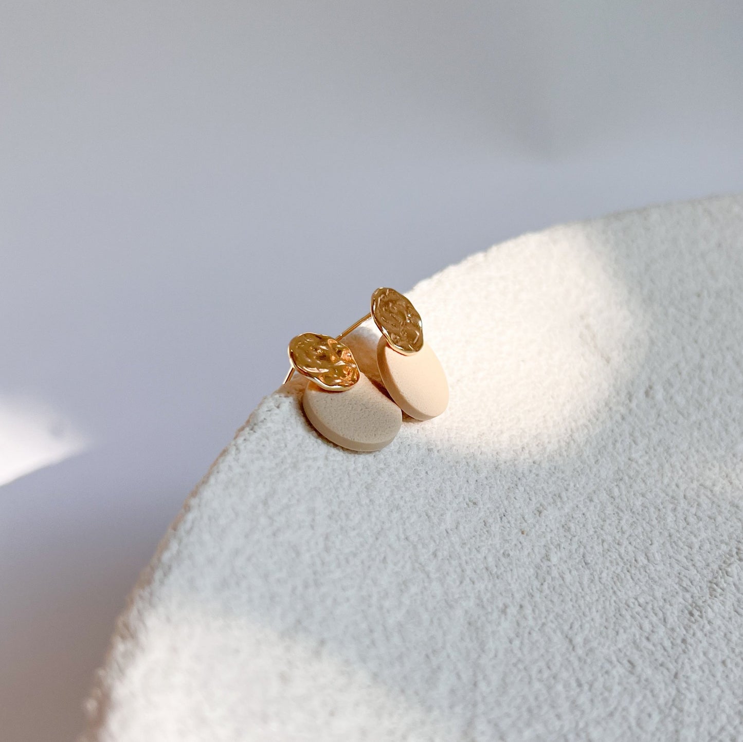 AKI Stecker Ohrringe 24K vergoldet beige I Winnis Corner