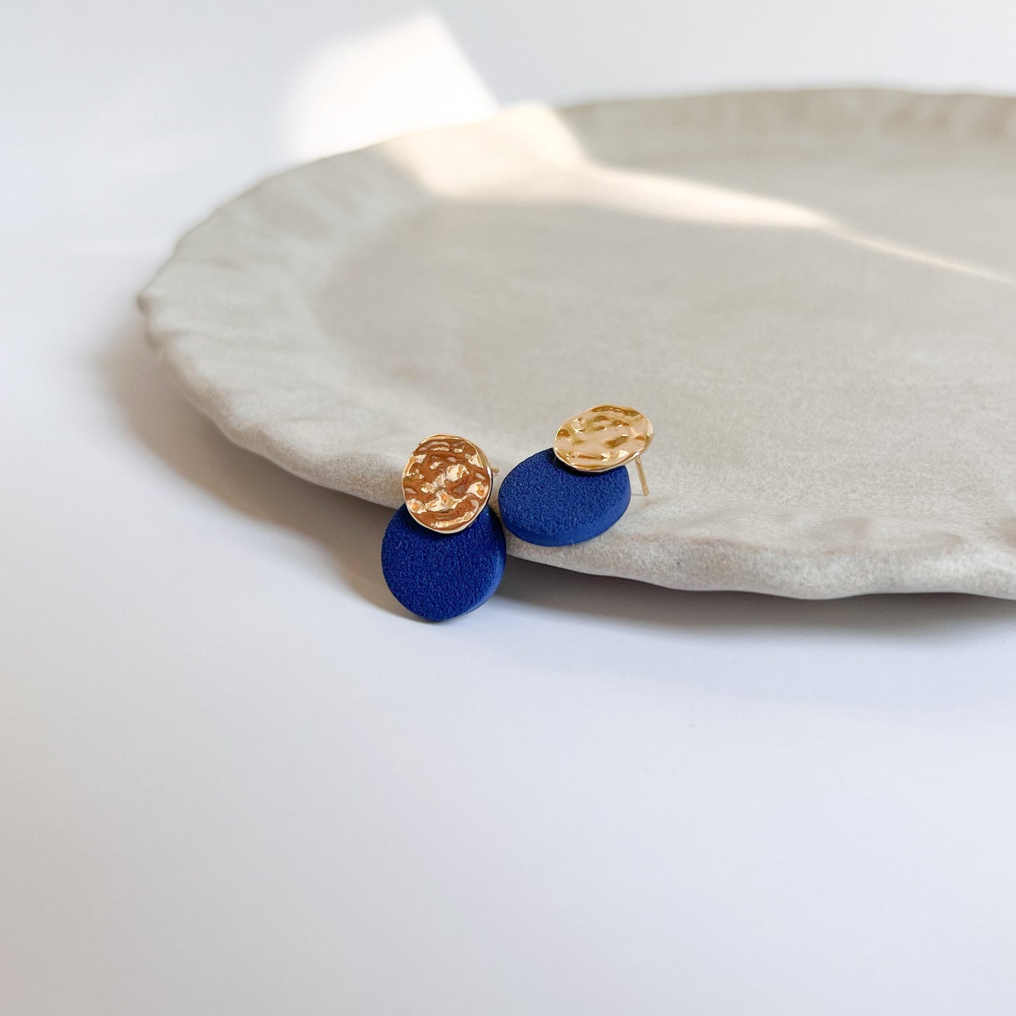 AKI Stecker Ohrringe 24K vergoldet navy blau I Winnis Corner