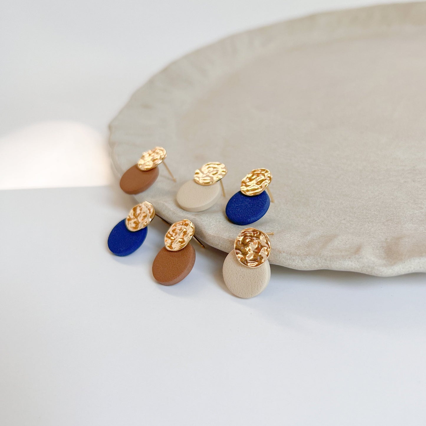 AKI Stecker Ohrringe 24K vergoldet I braun I beige I navy blau I Winnis Corner