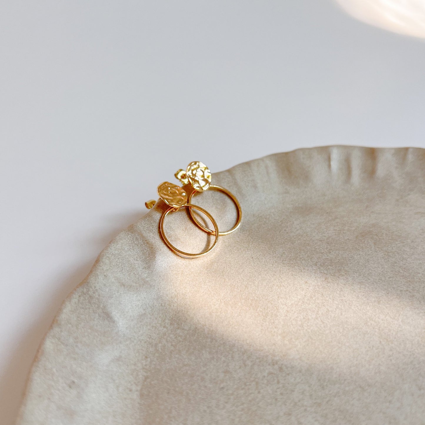 Hängeohrringe GAIA, 24K vergoldeter Edelstahl, minimalistisches und zeitloses Design