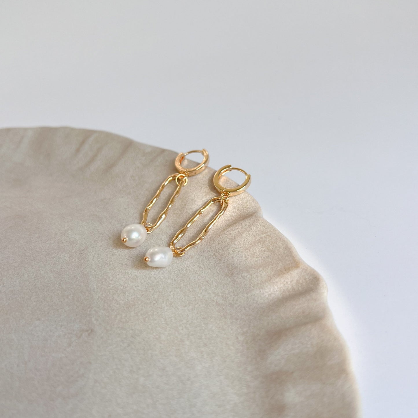 Goldene Hängeohrringe CHLOÈ mit Süßwasserperlen, 24K Edelstahl