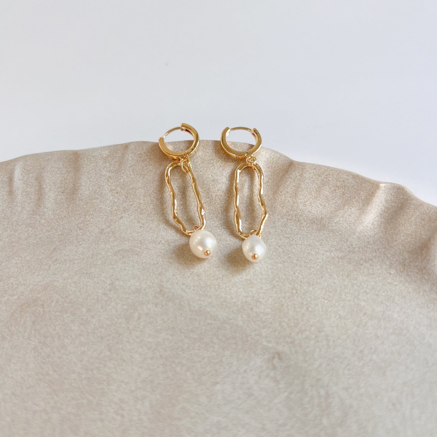 Goldene Hängeohrringe CHLOÈ mit Süßwasserperlen, 24K Edelstahl