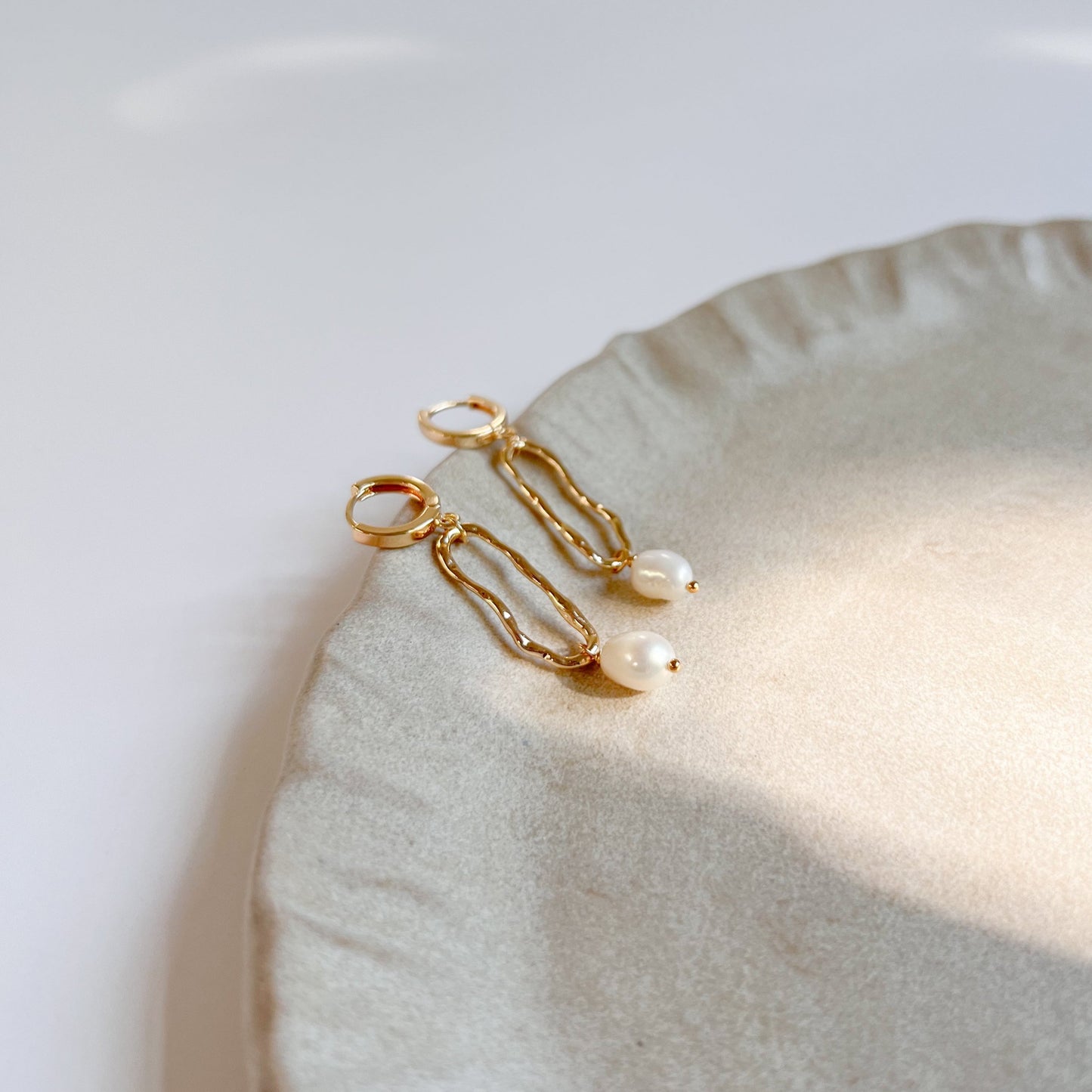 Goldene Hängeohrringe CHLOÈ mit Süßwasserperlen, 24K Edelstahl