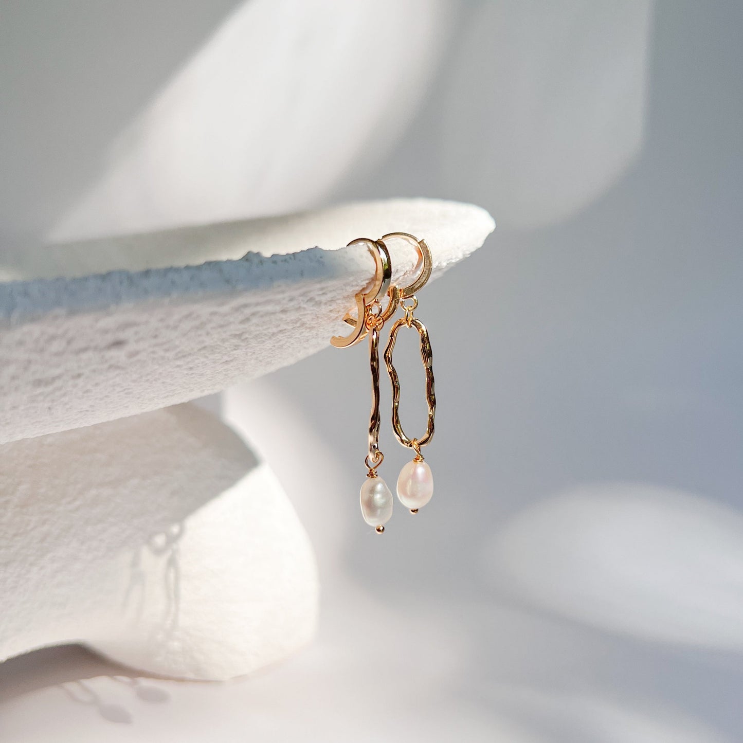 Goldene Hängeohrringe CHLOÈ mit Süßwasserperlen, 24K Edelstahl