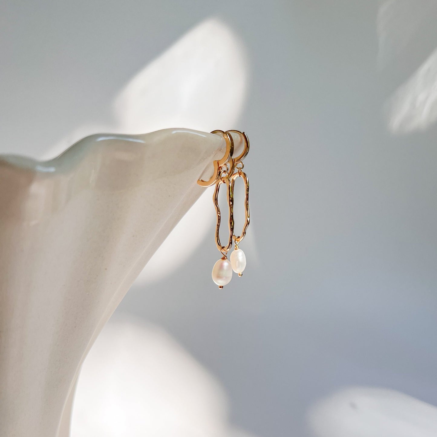 Goldene Hängeohrringe CHLOÈ mit Süßwasserperlen, 24K Edelstahl