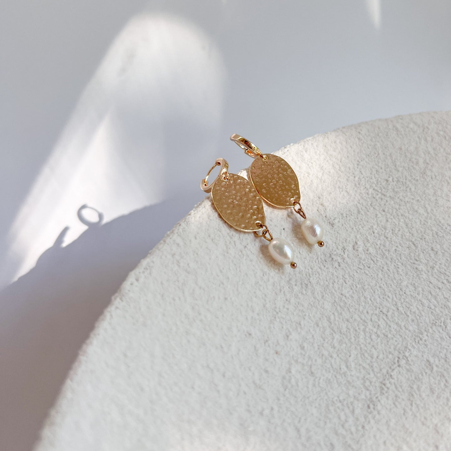 Goldene Hängeohrringe BELLA mit Süßwasserperlen, 24K Edelstahl