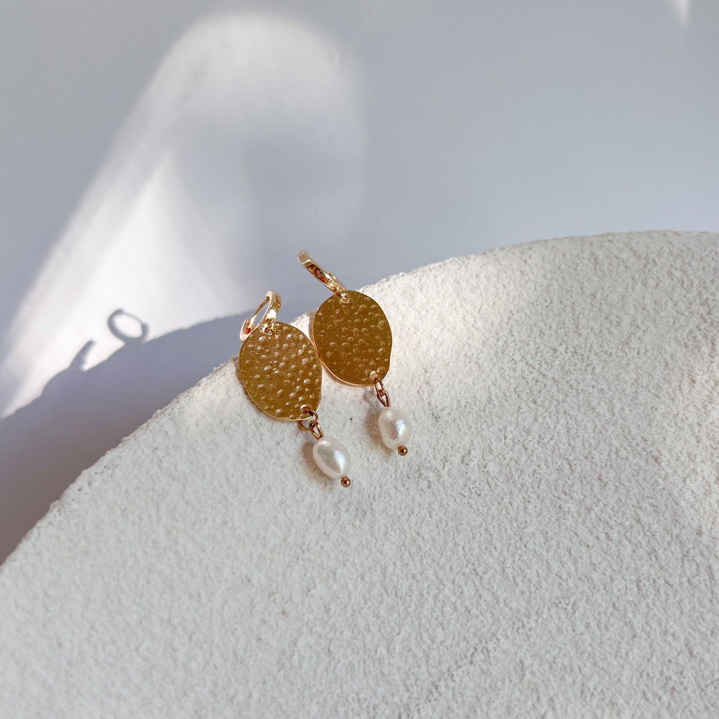 Goldene Hängeohrringe BELLA mit Süßwasserperlen, 24K Edelstahl