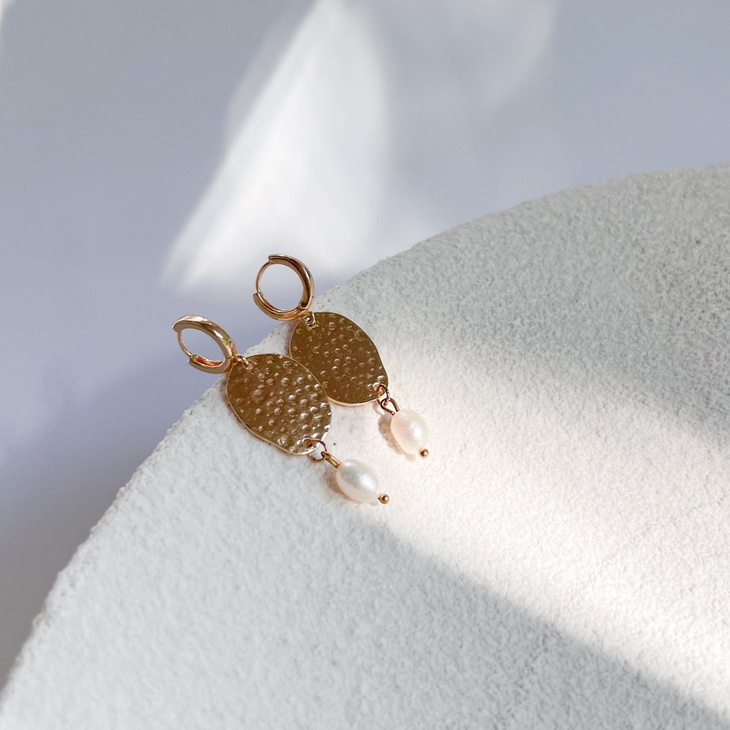 Goldene Hängeohrringe BELLA mit Süßwasserperlen, 24K Edelstahl