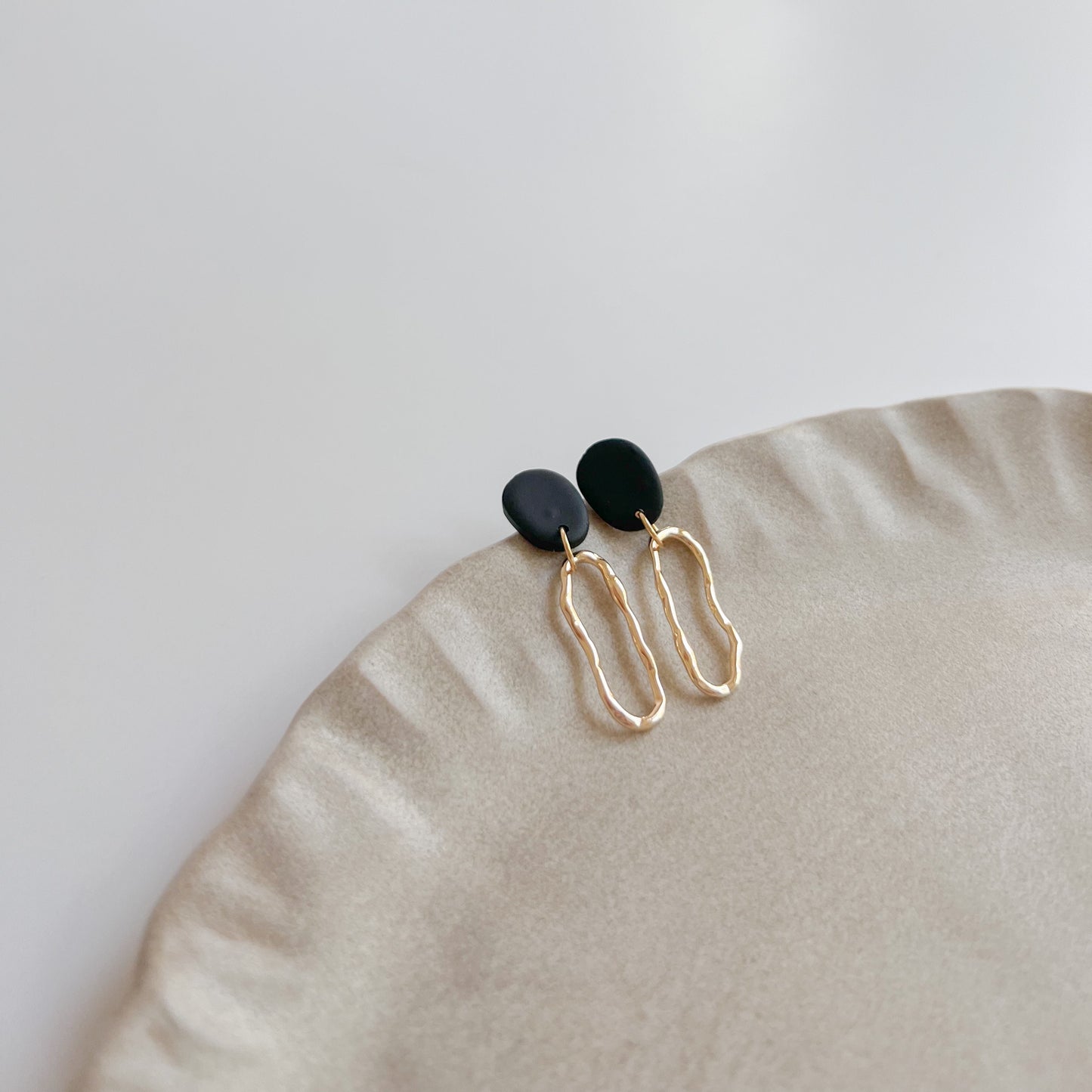 Ohrringe Febe schwarz, handgemachte Ohrringe aus Polymerton mit 24K vergoldetem Edelstahl, Winnis Corner, Edelstahlstecker