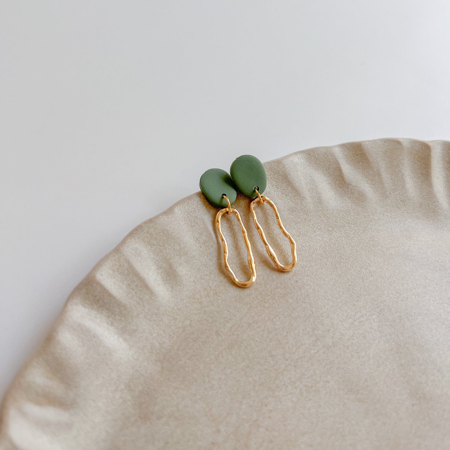 Ohrringe Febe salbei, handgemachte Ohrringe aus Polymerton mit 24K vergoldetem Edelstahl, Winnis Corner, Edelstahlstecker