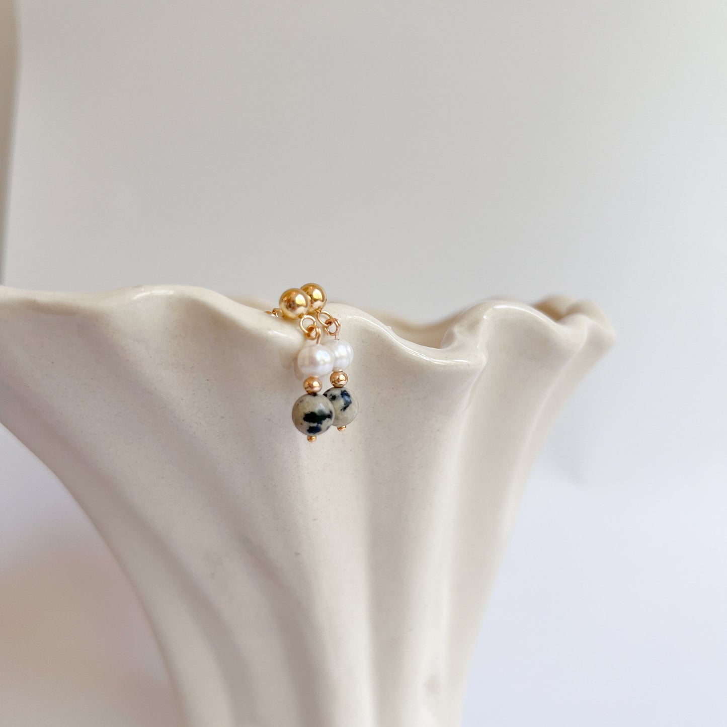 Kleine Hängeohrringe ELLA aus Dalmatiner Jaspis und Süßwasserperlen, 18K vergoldeter Edelstahl