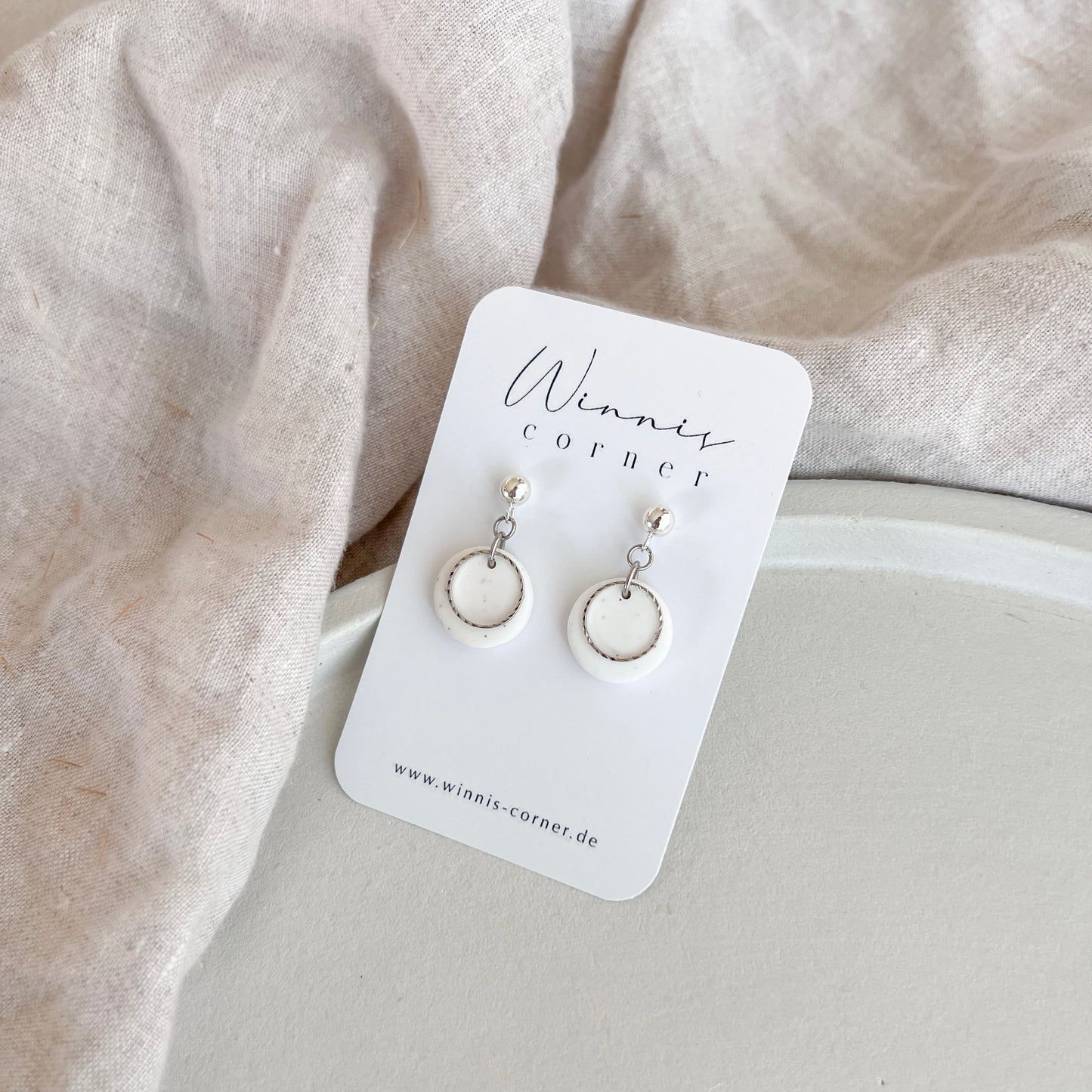 Handgemachte Ohrringe weiß, Edelstahl Stecker, Hängeohrringe weiß silber, Runde leichte Ohrringe, handgemachter Schmuck, Winnis Corner