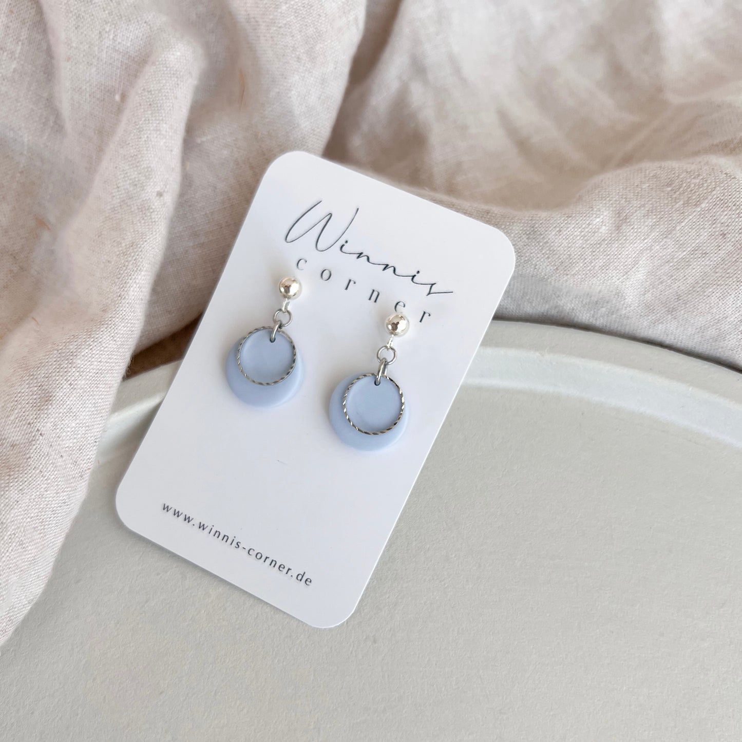 Handgemachte Ohrringe blau, Edelstahl Stecker, Hängeohrringe blau silber, Runde leichte Ohrringe, handgemachter Schmuck, Winnis Corner