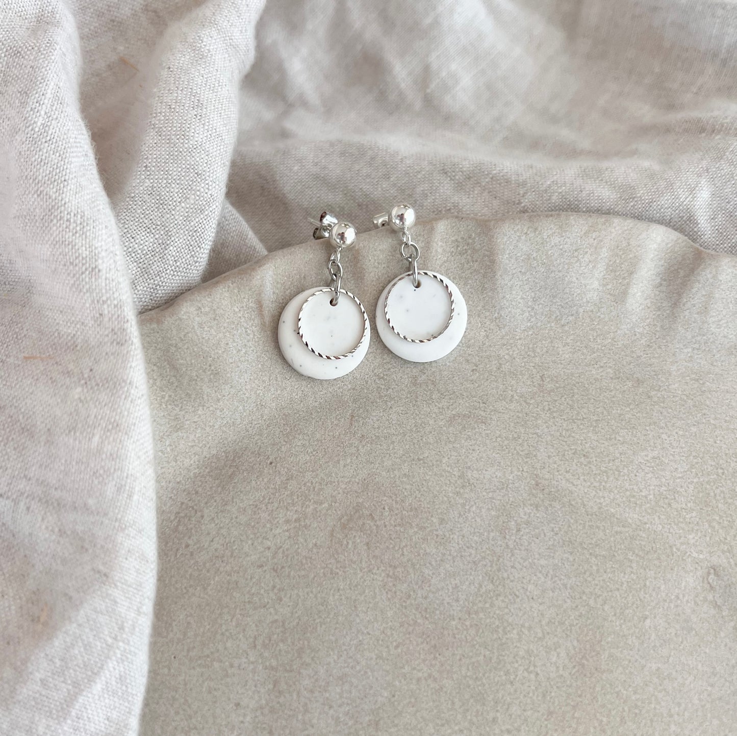 Handgemachte Ohrringe weiß, Edelstahl Stecker, Hängeohrringe weiß silber, Runde leichte Ohrringe, handgemachter Schmuck, Winnis Corner