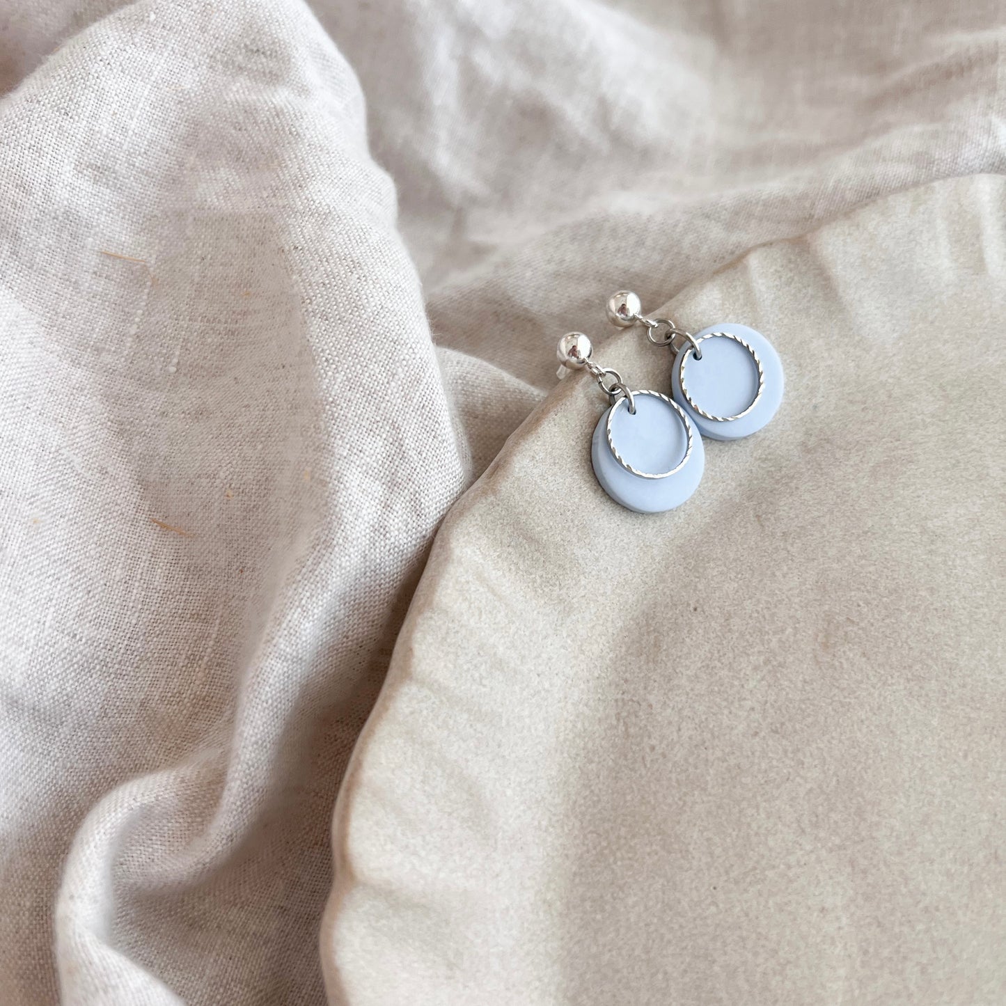 Handgemachte Ohrringe blau, Edelstahl Stecker, Hängeohrringe blau silber, Runde leichte Ohrringe, handgemachter Schmuck, Winnis Corner