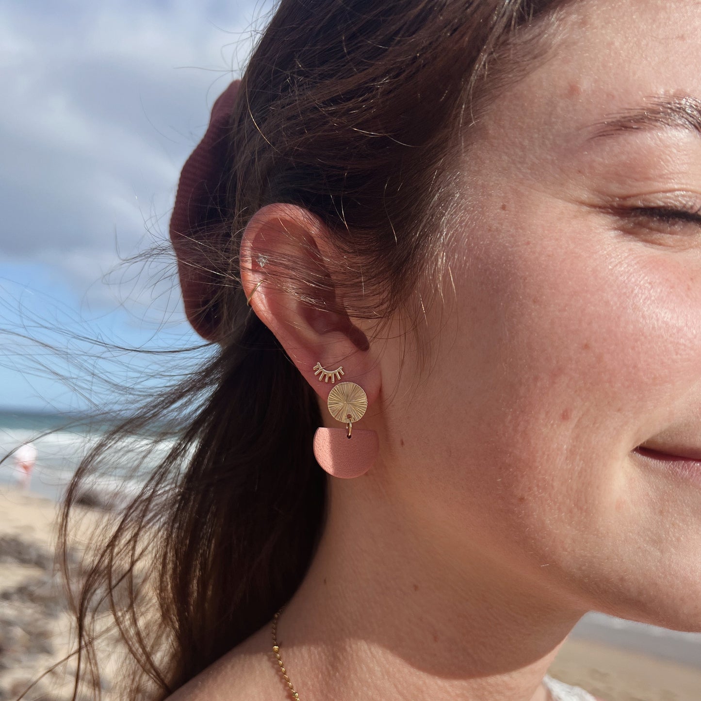 Scrunchie Set MALOU aus Baumwolle mit passenden Ohrringen aus Polymerton und vergoldetem Edelstahl in Natur-Tönen
