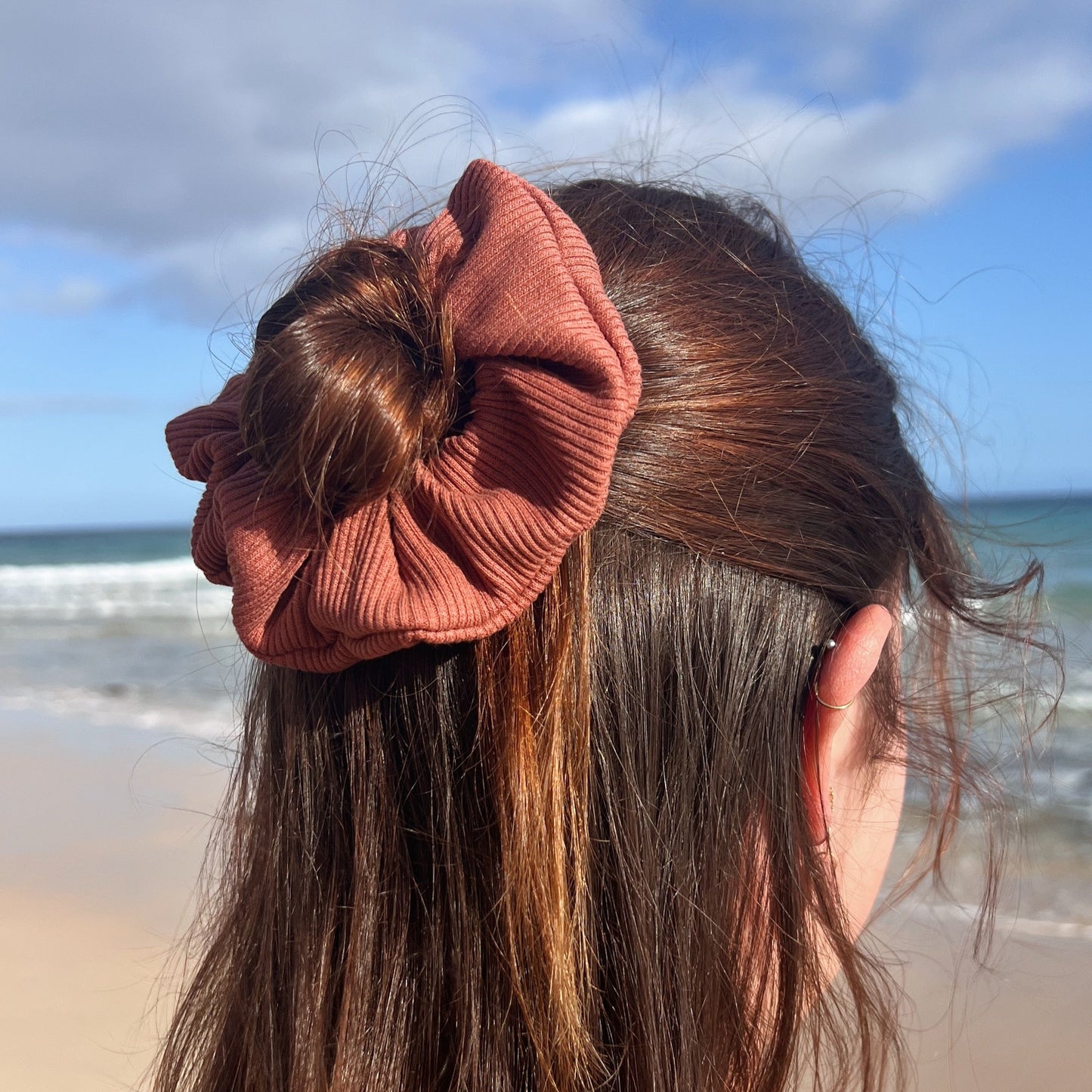 Scrunchie Set MALOU aus Baumwolle mit passenden Ohrringen aus Polymerton und vergoldetem Edelstahl in Natur-Tönen