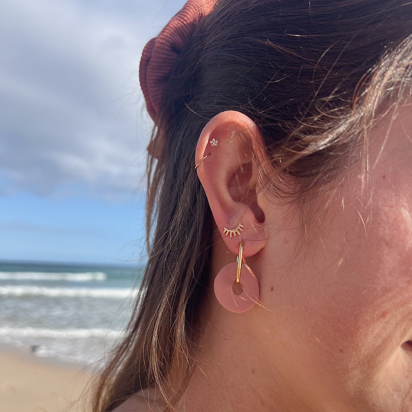 Scrunchie Set MALOU aus Baumwolle mit passenden Ohrringen aus Polymerton und vergoldetem Edelstahl in Natur-Tönen