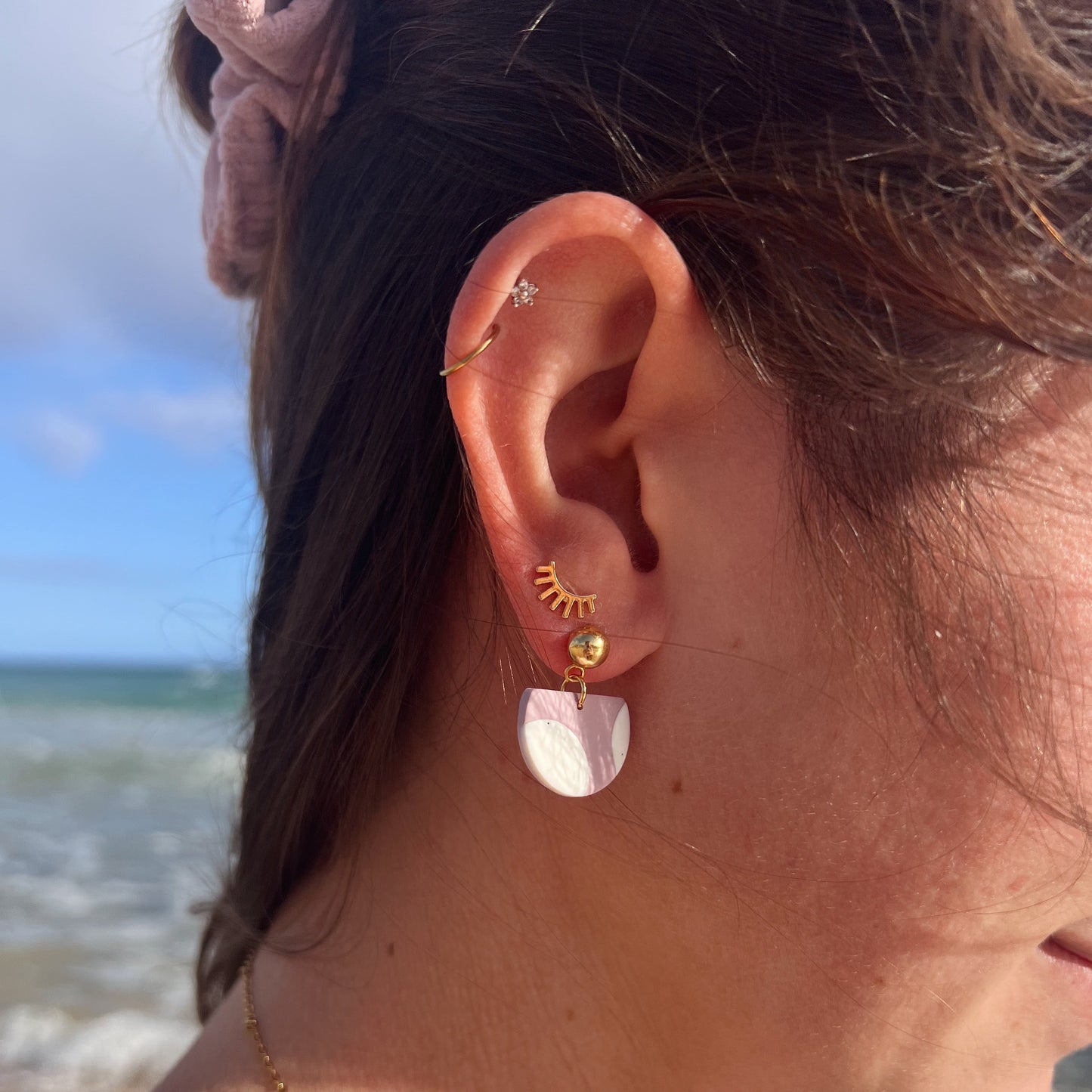 Scrunchie Set VRENI aus Baumwolle mit passenden Ohrringen aus Polymerton und vergoldetem Edelstahl in Flieder- und Orange-Tönen