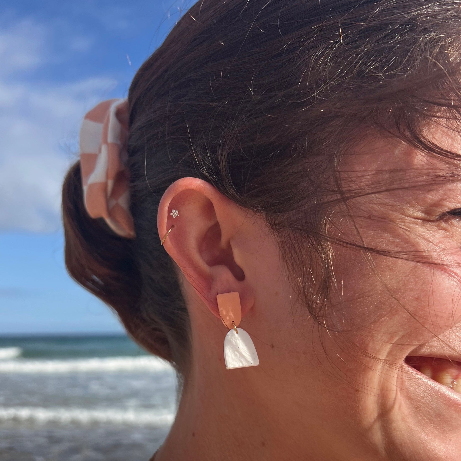 Scrunchie Set MERLE aus Baumwolle mit passenden Ohrringen aus Polymerton und vergoldetem Edelstahl in Pastell-Tönen