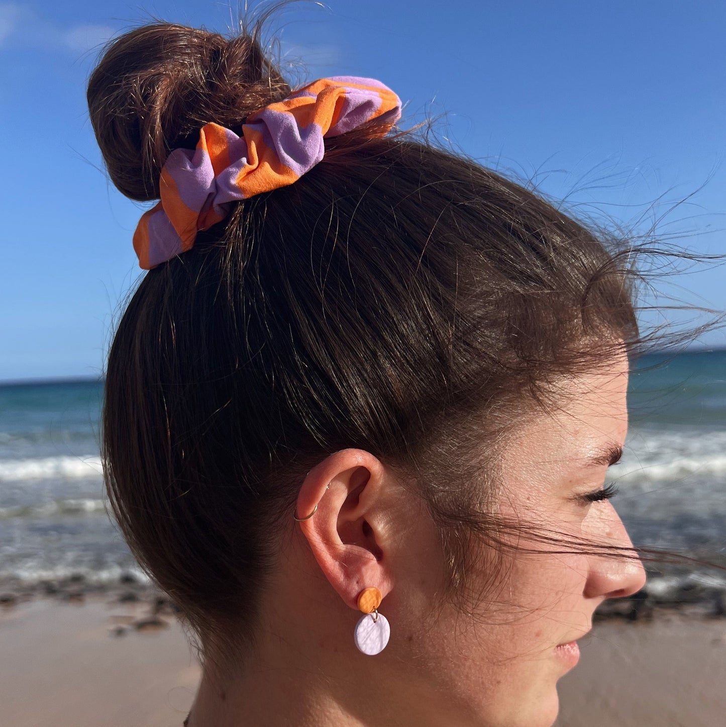 Scrunchie Set VERA aus Baumwolle mit passenden Ohrringen aus Polymerton und vergoldetem Edelstahl in Flieder- und Orange-Tönen