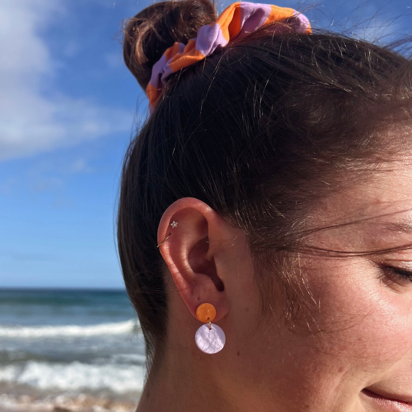 Scrunchie Set VERA aus Baumwolle mit passenden Ohrringen aus Polymerton und vergoldetem Edelstahl in Flieder- und Orange-Tönen