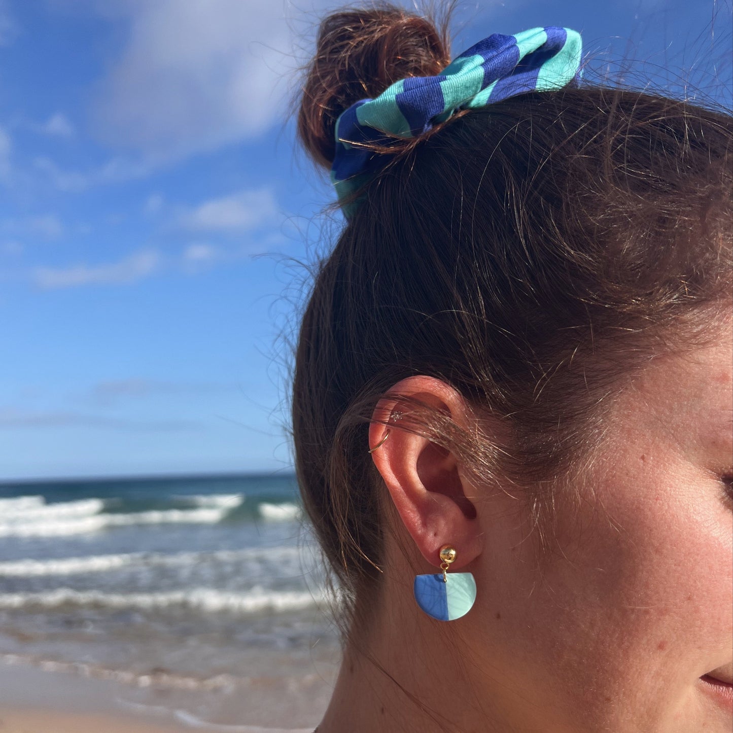 Scrunchie Set JONNA aus Baumwolle mit passenden Ohrringen aus Polymerton und vergoldetem Edelstahl in Blau-Tönen