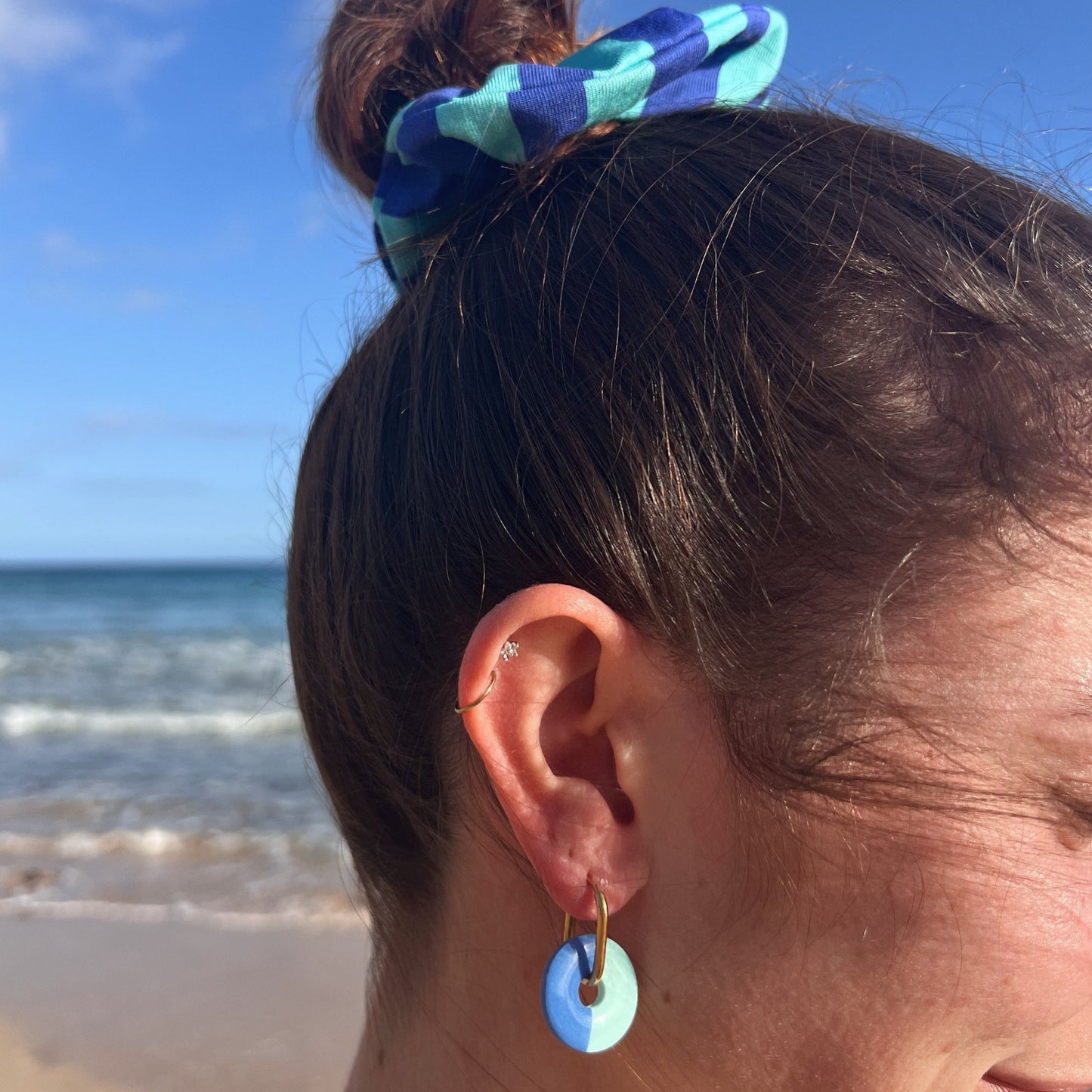 Scrunchie Set JONNA aus Baumwolle mit passenden Ohrringen aus Polymerton und vergoldetem Edelstahl in Blau-Tönen