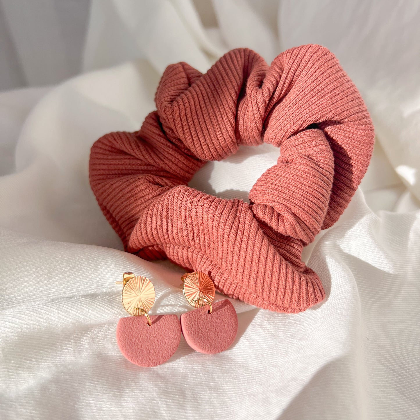 Scrunchie Set MALOU aus Baumwolle mit passenden Ohrringen aus Polymerton und vergoldetem Edelstahl in Natur-Tönen