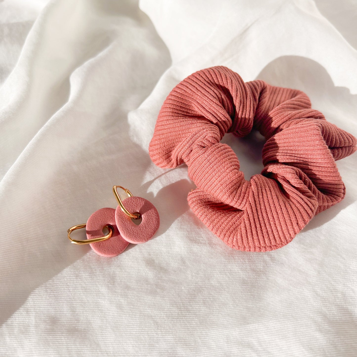 Scrunchie Set MALOU aus Baumwolle mit passenden Ohrringen aus Polymerton und vergoldetem Edelstahl in Natur-Tönen