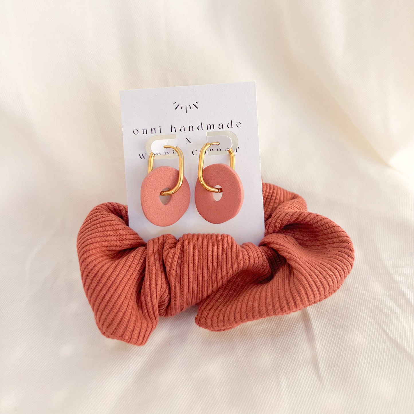 Scrunchie Set MALOU aus Baumwolle mit passenden Ohrringen aus Polymerton und vergoldetem Edelstahl in Natur-Tönen