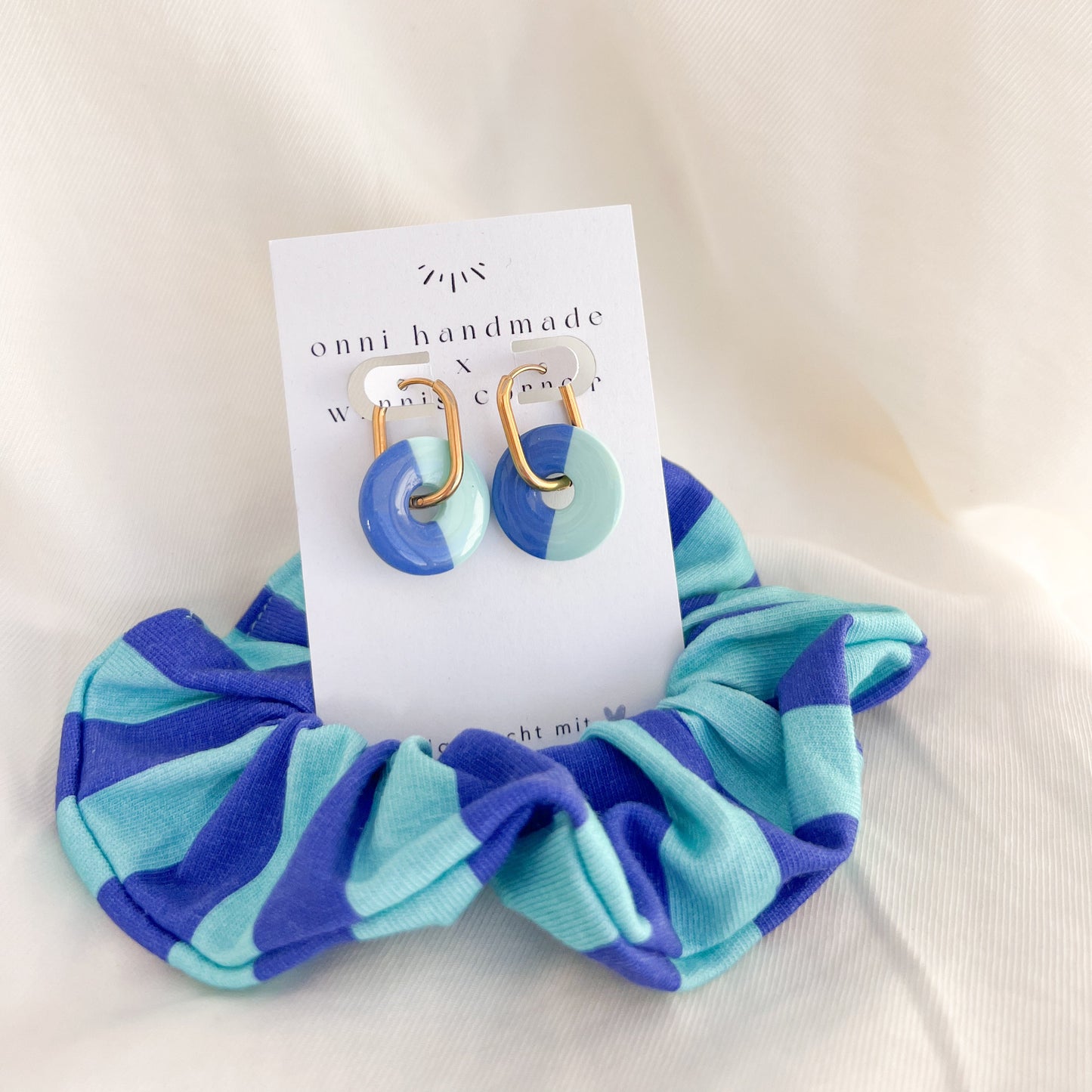 Scrunchie Set JONNA aus Baumwolle mit passenden Ohrringen aus Polymerton und vergoldetem Edelstahl in Blau-Tönen