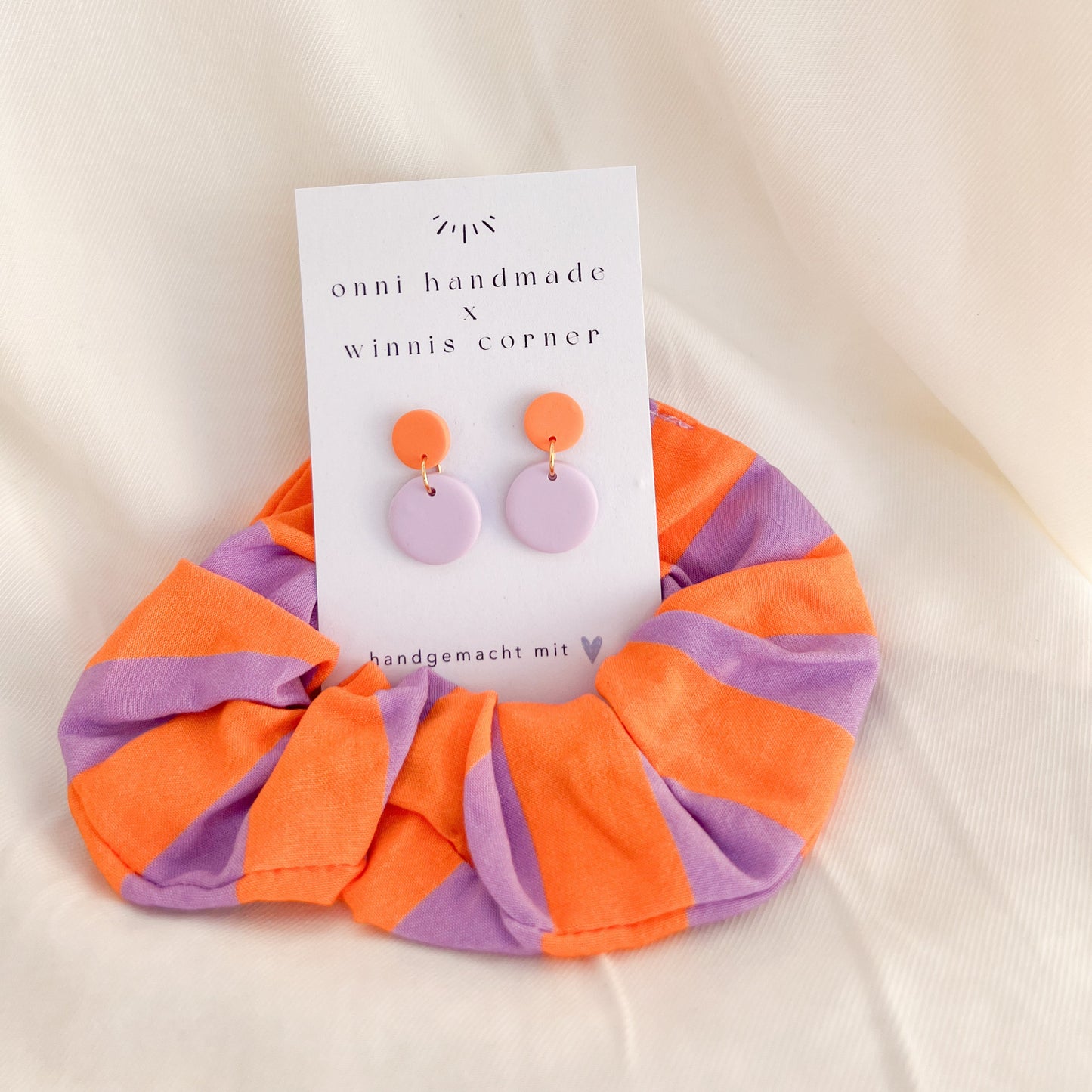 Scrunchie Set VERA aus Baumwolle mit passenden Ohrringen aus Polymerton und vergoldetem Edelstahl in Flieder- und Orange-Tönen