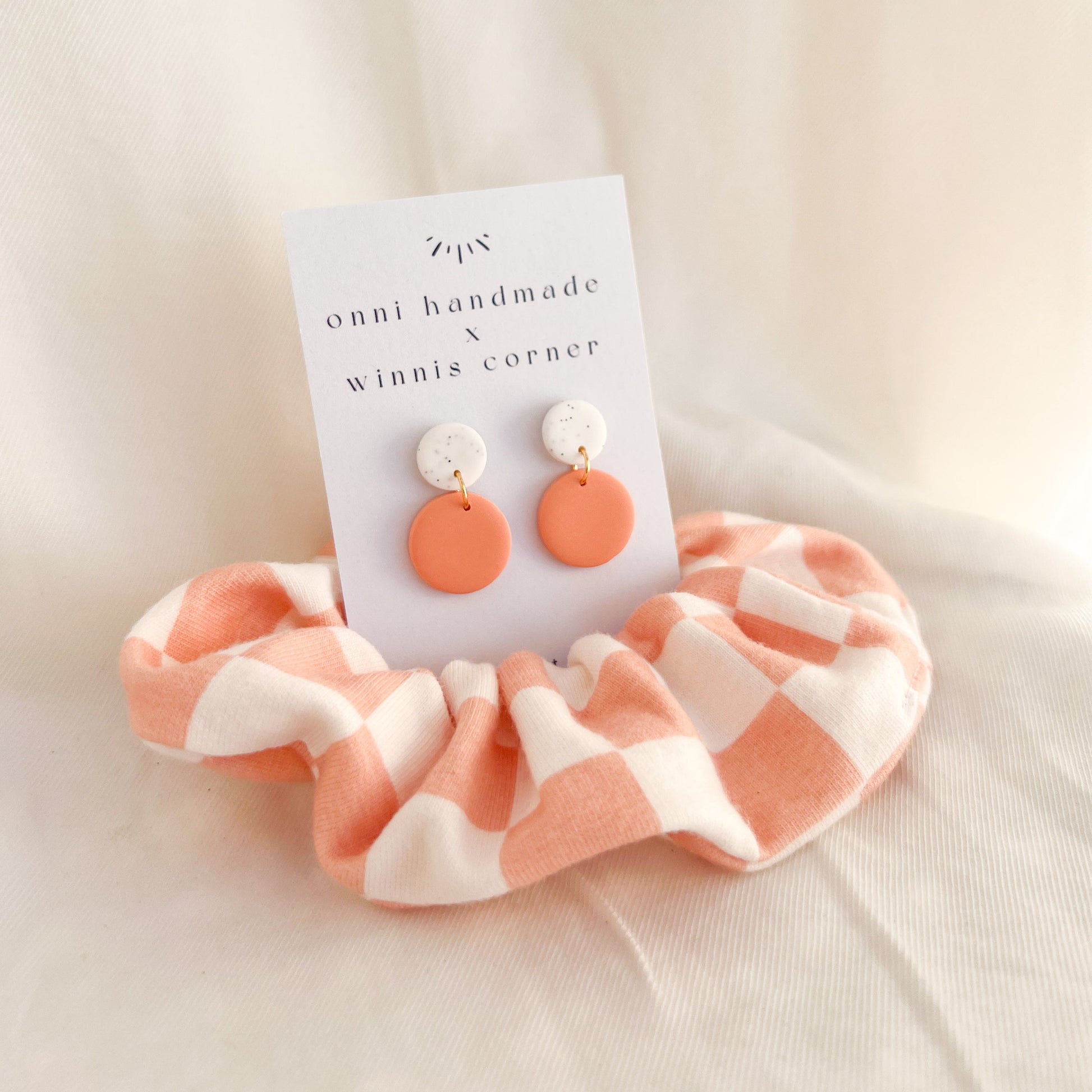 Scrunchie Set MERLE aus Baumwolle mit passenden Ohrringen aus Polymerton und vergoldetem Edelstahl in Pastell-Tönen