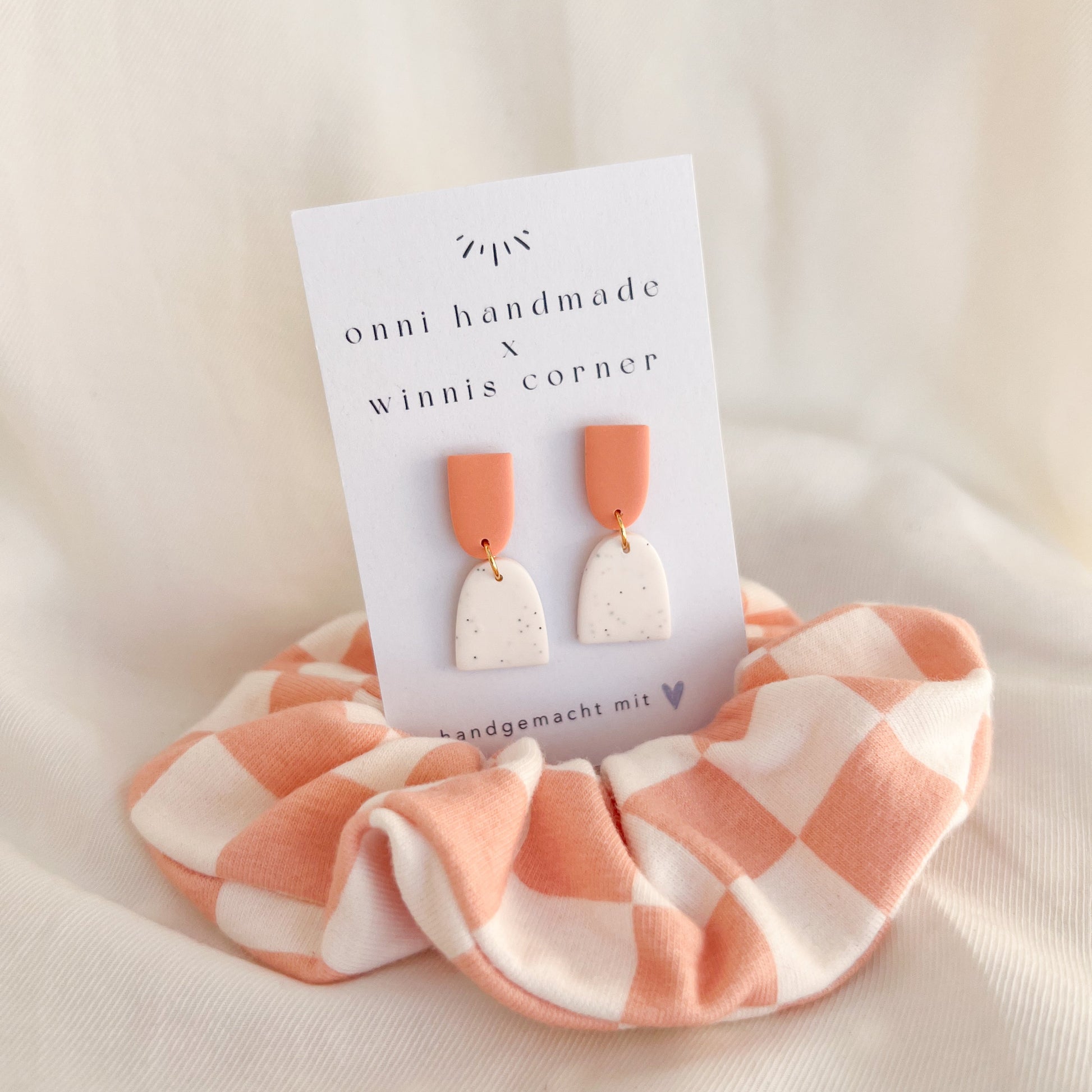 Scrunchie Set MERLE aus Baumwolle mit passenden Ohrringen aus Polymerton und vergoldetem Edelstahl in Pastell-Tönen